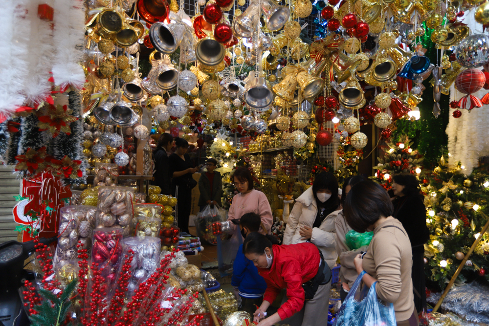 Theo khảo sát, mặt hàng đồ chơi, đồ trang trí Noel năm nay phong phú về mẫu mã, đa dạng về chủng loại, kích cỡ và giá cả, phù hợp với nhiều nhu cầu của người dân.