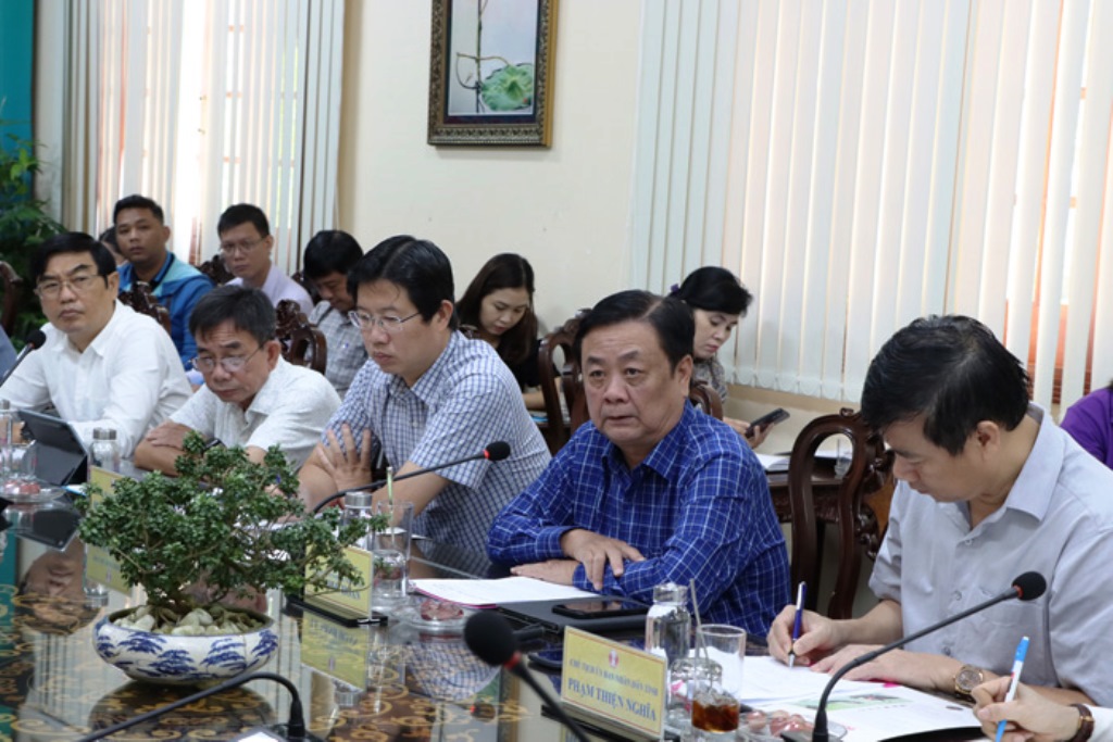 Bộ trưởng Bộ NN-PTNT - Lê Minh Hoan (thứ 2 từ phải vào) phát biểu tại cuộc họp