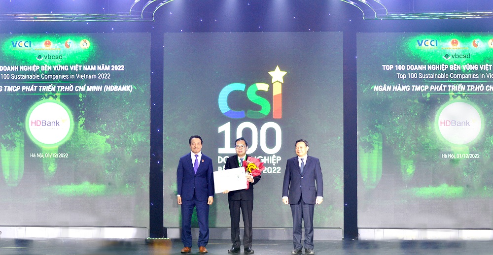 Ông Trần Hoài Phương - Giám đốc Khối Khách hàng doanh nghiệp HDBank - đại diện HDBank nhận giải - Ảnh: HDBANK