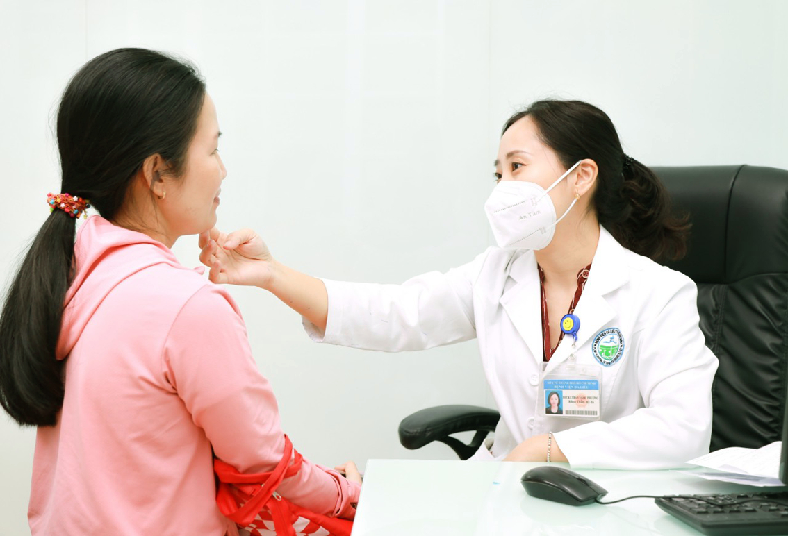Bác sĩ Trần Ngọc Phương đang khám và tư vấn chăm sóc da cho bệnh nhân - Ảnh: V.T