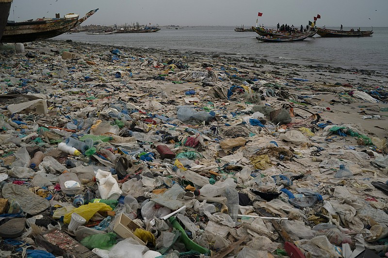 Rác thải nhựa tràn ngập bãi biển Yarakh, Dakar, Senegal - Ảnh: AP