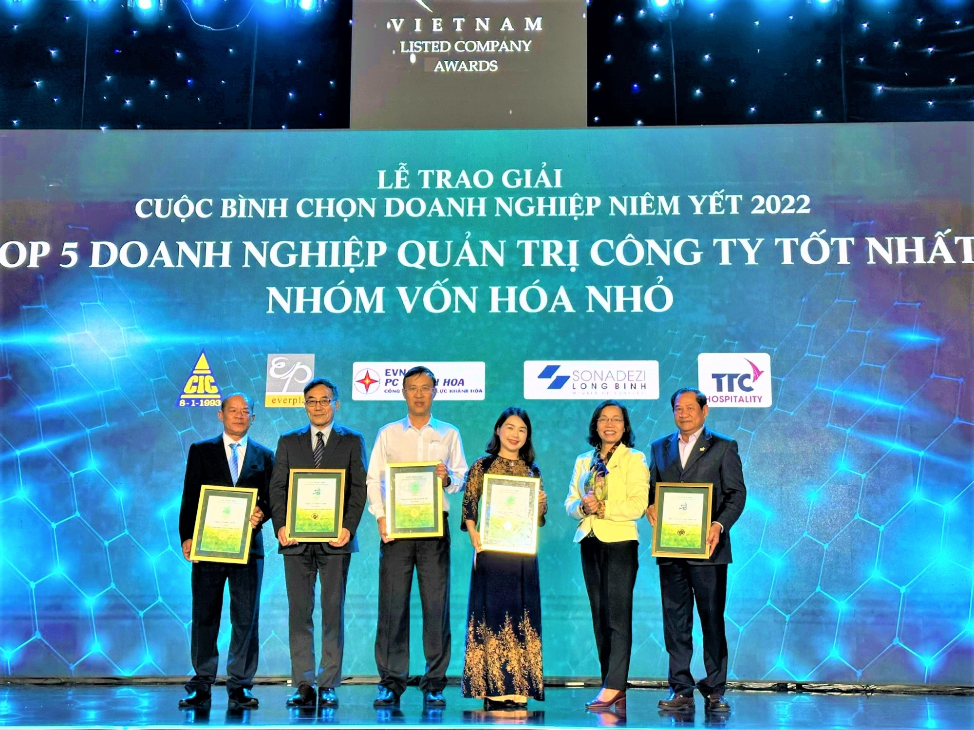 Iris Chau Vo Ông Nguyễn Hải Đức - Tổng giám đốc PC Khánh Hòa (người mặc áo trắng đứng giữa), đại diện doanh nghiệp nhận Giải thưởng “Top 5 doanh nghiệp quản trị công ty tốt nhất năm 2022” (nhóm vốn hóa nhỏ)