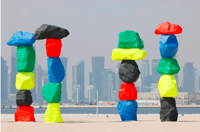 Tác phẩm Doha Moutain của nghệ sĩ Ugo Rondinone (người Thuỵ Sĩ) gồm nhiều khối đá đầy màu sắc được sắp đặt bên bờ biển Ras Abu Aboud, gần sân vận động 974. Màu sắc của các tảng đá được lấy từ màu của các vòng tròn biểu tượng Olympic. 