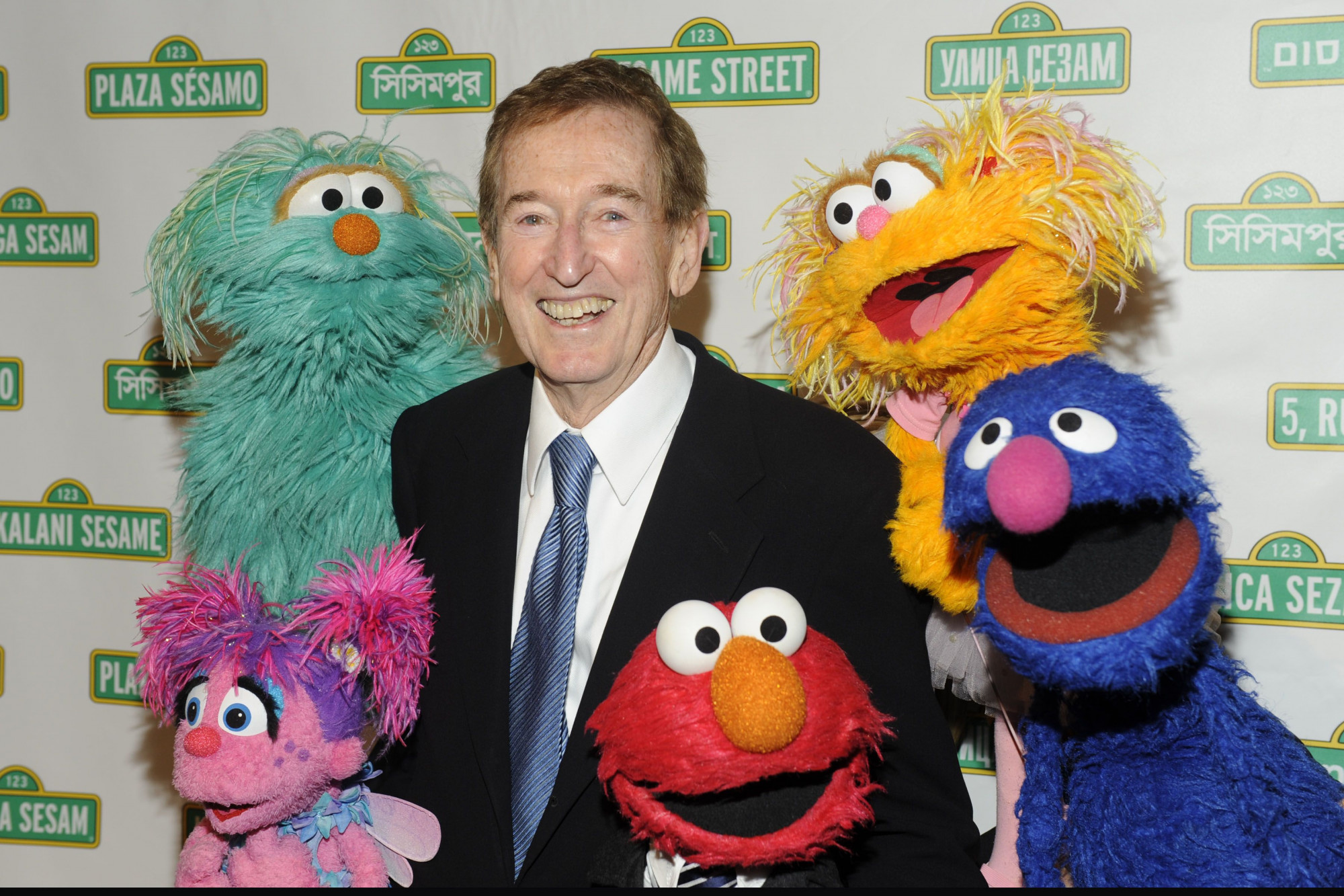 McGrath bên cạnh những nhân vật quen thuộc trong series Sesame street