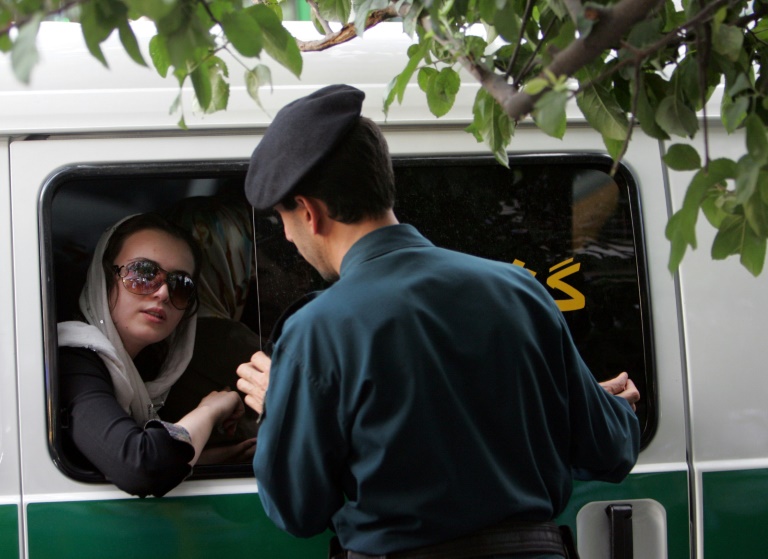 Cảnh sát đạo đức kiểm tra cách ăn mặc của phụ nữ khi họ đang di chuyển trên đường. Ảnh chụp năm 2007 - Ảnh: 