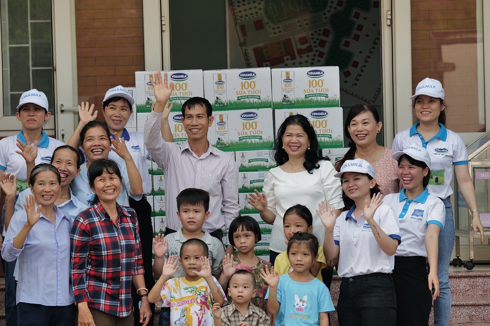 Nhân viên Vinamilk tại Bình Định cùng tới thăm các em nhỏ tại Trung tâm bảo trợ xã hội tỉnh trong chương trình Quỹ sữa Vươn cao Việt Nam năm 2022 - Ảnh: Vinamilk