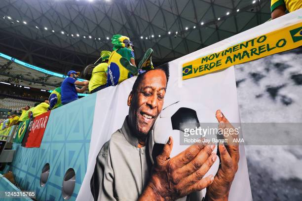 Cổ động viên Brazil vui mừng sau khi người nhà cho biết bệnh tình ông Pelé