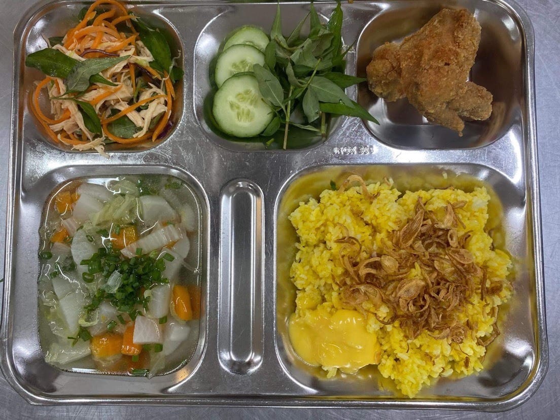 Suất ăn trưa 17/11 khiến hàng trăm học sinh Ischool Nha Trang nhập viện. Ảnh: PH