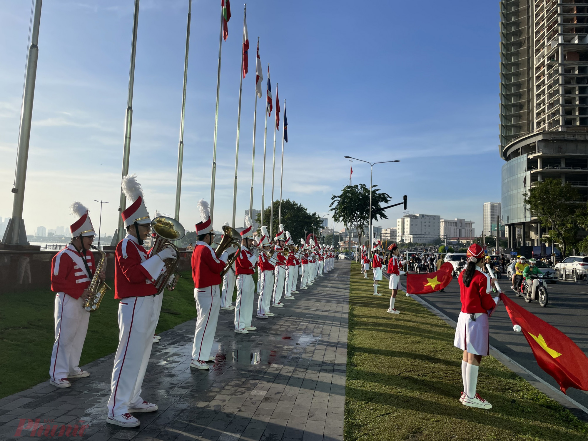 Lễ thượng cờ tại không gian di tích cột cờ Thủ ngữ và cột cờ ASEAN - công viên Bến Bạch Đằng (quận 1) sáng 5/12