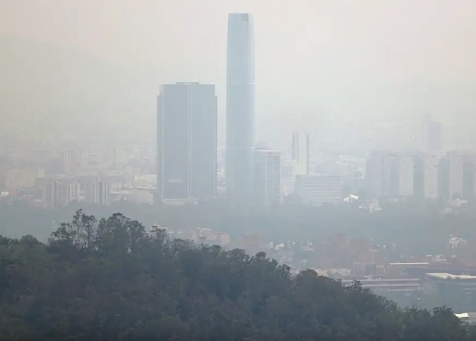 Các tòa nhà bị bao phủ trong sương mù khi chính quyền ra lệnh hạn chế giao thông do ô nhiễm không khí ở Thành phố Mexico, Mexico, vào ngày 3 tháng 5 năm 2022. (Ảnh: EDGARD GARRIDO/ REUTERS)