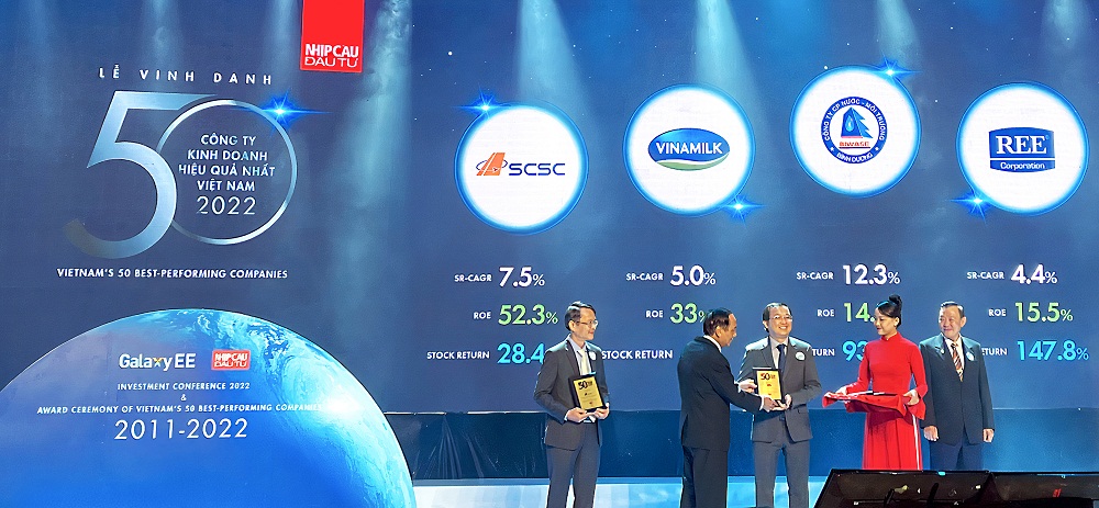 Ông Lê Thành Liêm - Giám đốc điều hành tài chính của Vinamilk đại diện nhận giải thưởng “50 công ty kinh doanh hiệu quả nhất Việt Nam” 2022 - Ảnh: Vinamilk