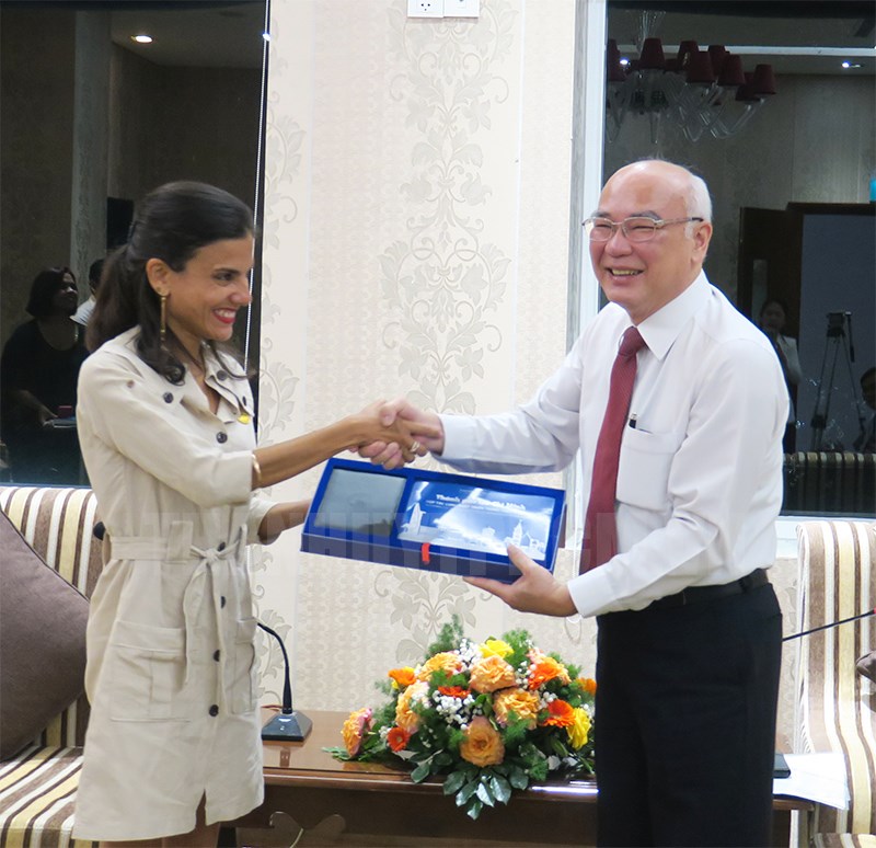 Phan Nguyễn Như Khuê tặng quà lưu niệm cho Phó Tổng Biên tập Báo Granma Arlin Alberty Loforte