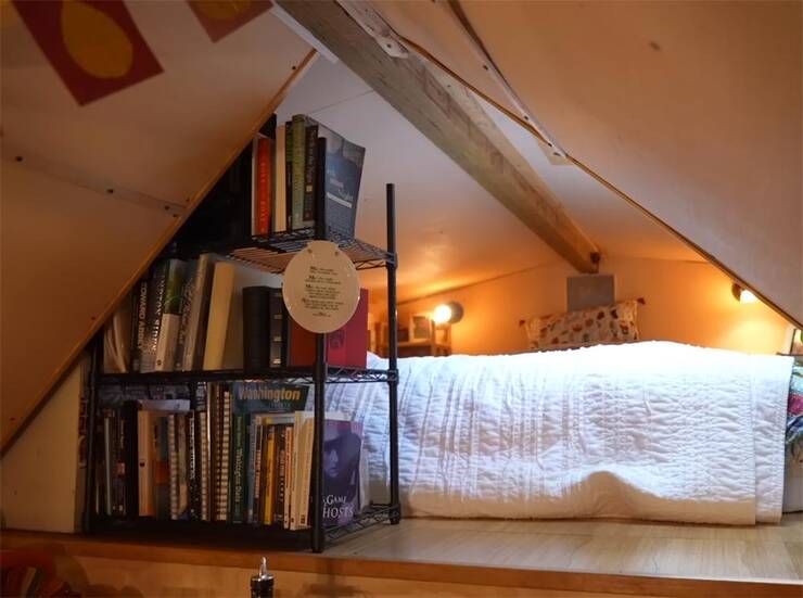 Khu vực phòng ngủ còn được bố trí một kệ sách. Jillian thường đọc một vài trang trước khi ngủ. 