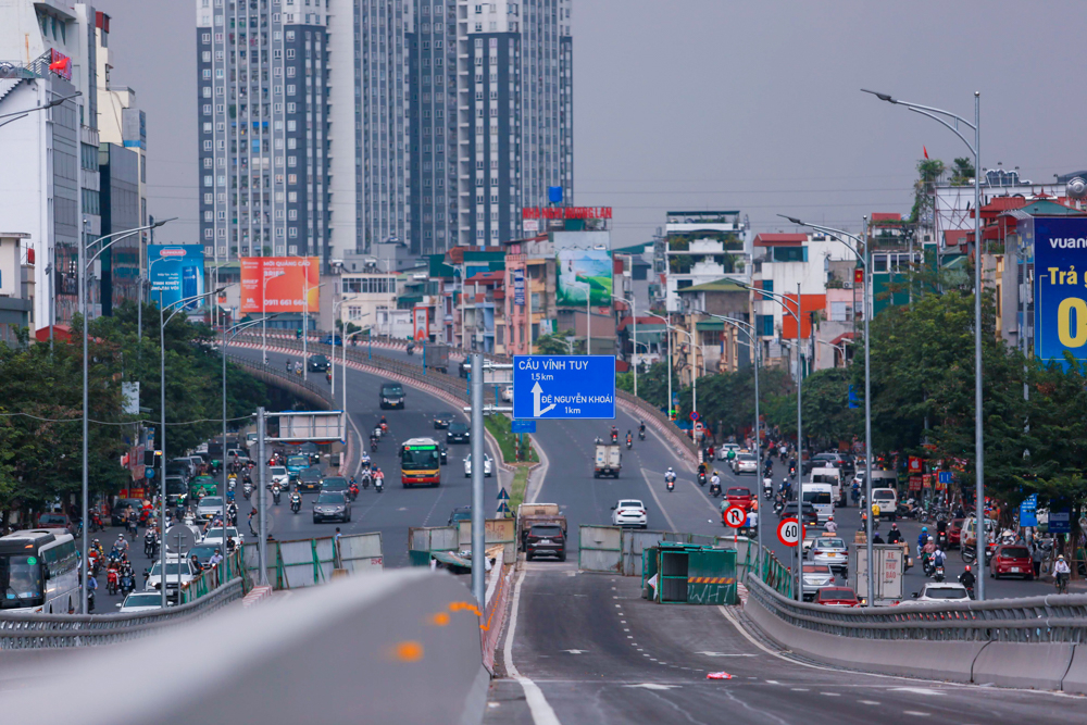 Hệ thống biển báo đường bộ cũng đã được lắp đặt tại các điểm đầu vào của tuyến đường. Theo đó, đoạn đường trên cao cấm hoàn toàn phương tiện là xe máy, xe gắn máy, xe thô sơ.