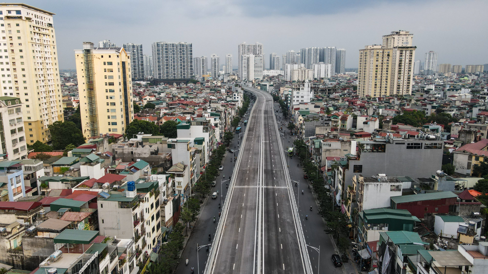 Dự án đường Vành đai 2 trên cao, được khởi công từ năm 2018, là một trong những công trình trọng điểm của Thủ đô Hà Nội với tổng mức đầu tư gần 10.000 tỷ đồng, nối liền 3 quận trung tâm Đống Đa, Thanh Xuân, Hai Bà Trưng. 