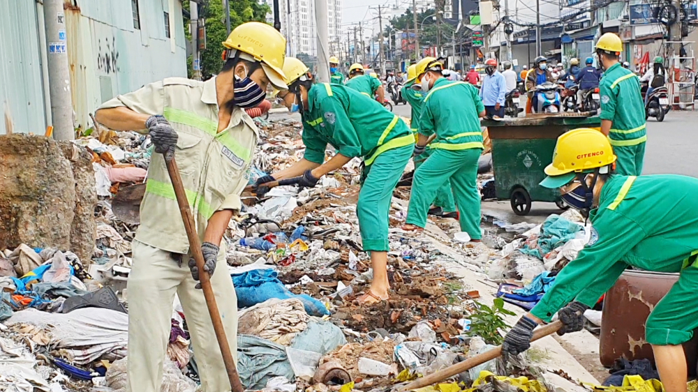 Công nhân vệ sinh thu gom rác ở TPHCM 