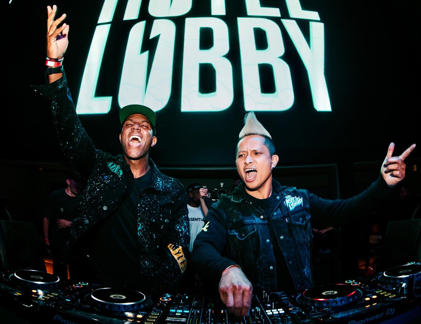 Nhóm The Lobby Hotel gồm 2 thành viên: Johnny Lee (phải) và Tai (trái). Johnny là đạo diễn của MV 