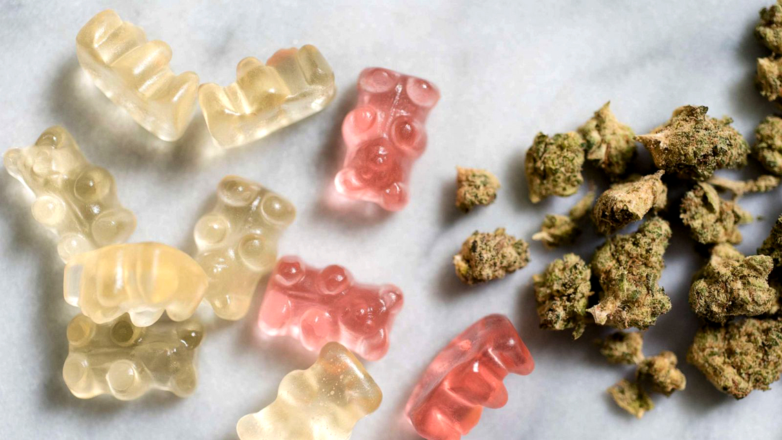 Các sản phẩm chứa hoạt chất gây nghiện có thể trông giống bánh kẹo trẻ em, từ đó dẫn đến nguy cơ ngộ độc cho trẻ - Ảnh: Kẹo dẻo gấu và cần sa khô - Getty Images 