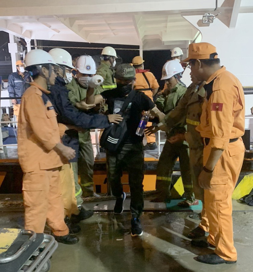 Lực lượng cứu nạn dìu thuyền viên xuống tàu khi tàu cập cảng