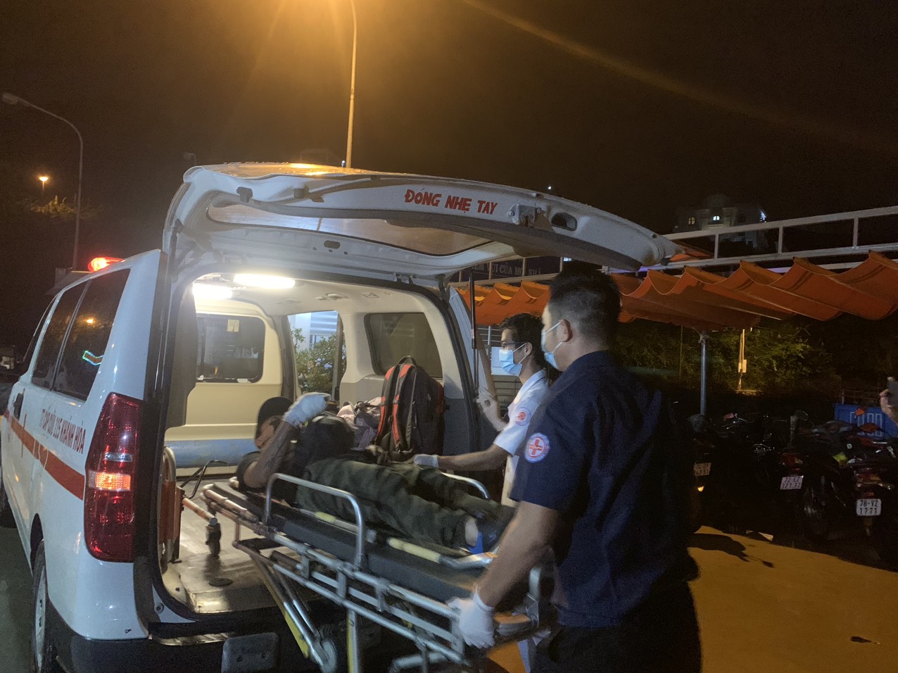 Ngay sau khi về đến bờ, thuyền viên gặp nạn đã được xe cứu thương đưa đến bệnh viện chữa trị kịp thời