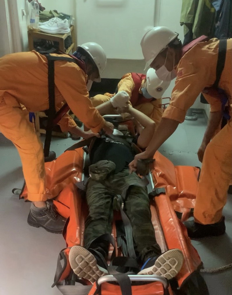 Lực lượng cứu nạn tiếp nhận thuyền viên bị nạn đưa lên tàu SAR 272