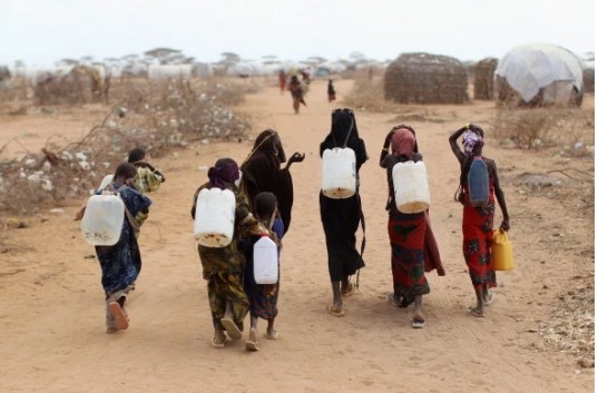 Phụ nữ, trẻ em gái và thanh niên bị ảnh hưởng bởi cuộc khủng hoảng này phải đi đầu trong các quyết định liên quan đến việc cung cấp viện trợ (Ảnh: Oli Scarff/Getty Images)