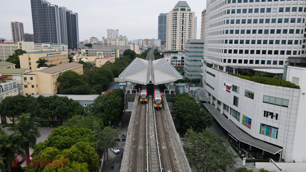 Dự án metro Nhổn – ga Hà Nội đang được xây dựng với chiều dài 12,5km, trong đó đoạn trên cao 8,5km từ Nhổn – Cầu Giấy đang trong giai đoạn hoàn thiện, còn 4km đoạn ngầm dự kiến hoàn thành năm 2027