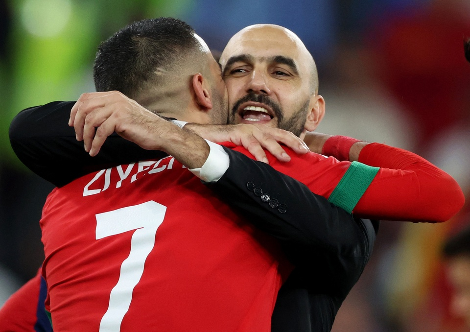 huấn luyện viên Walid Regragui cùng Hakim Ziyech ăn mừng sau khi cùng Maroc đặt mốc son lịch sử vào tứ kết World Cup 2022. Ảnh: Reuters