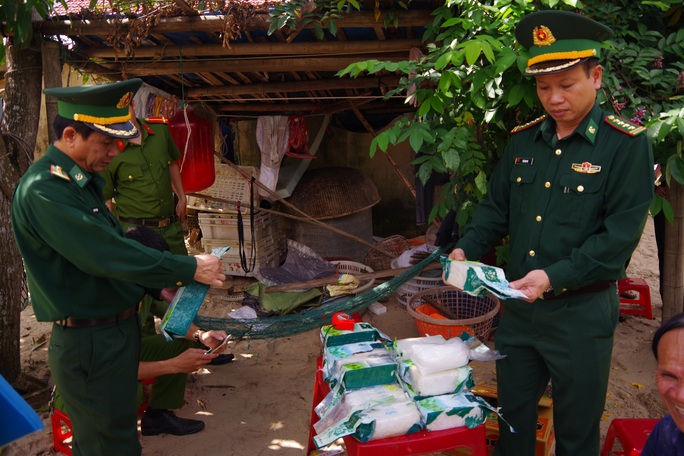 Lực lượng Công an và Bộ đội Biên phòng tỉnh Quảng Nam kiếm tra các túi ni lông bên trong chứa ma túy tổng hợp