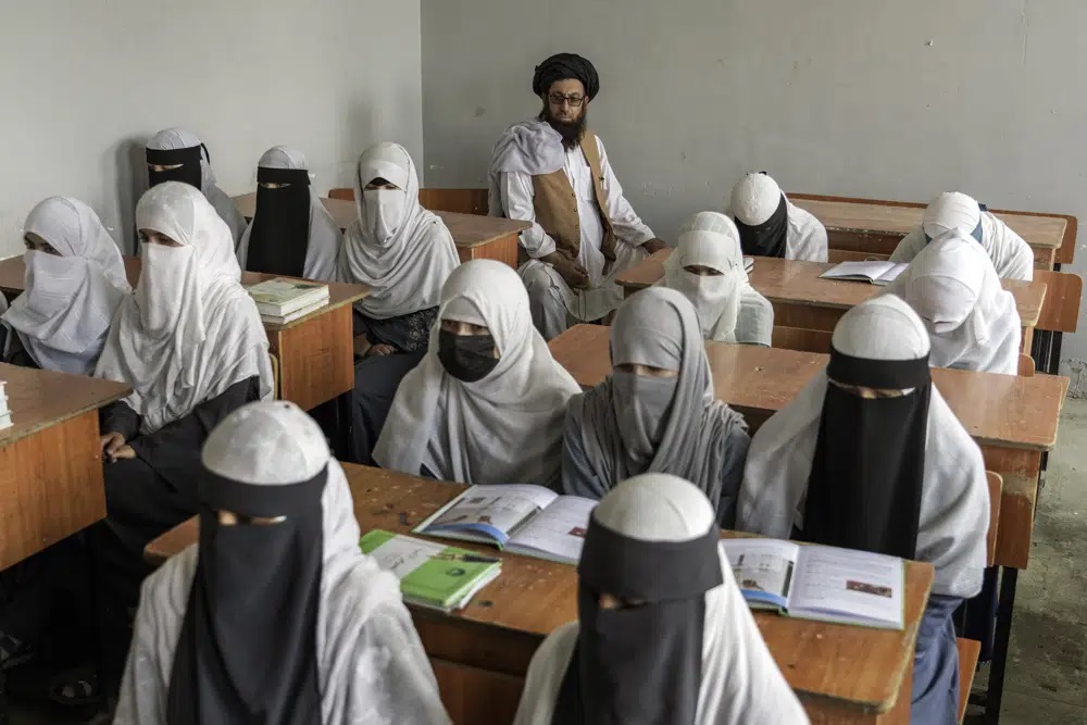 Các nữ sinh Afghanistan theo học một trường giáo lý - hệ thống trường học duy nhất mở cửa cho nữ sinh kể từ khi Taliban tiếp quản Afghanistan - ở Kabul, Afghanistan,