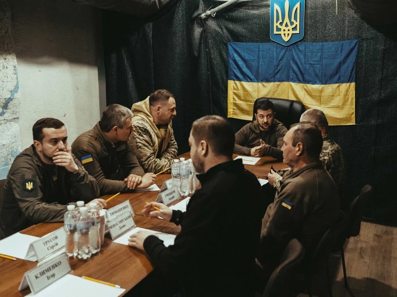 Tổng thống gặp các cố vấn quân sự trong một boong-ke chống bom được giấu kín gần tiền tuyến ở Kherson vào ngày 14 /11