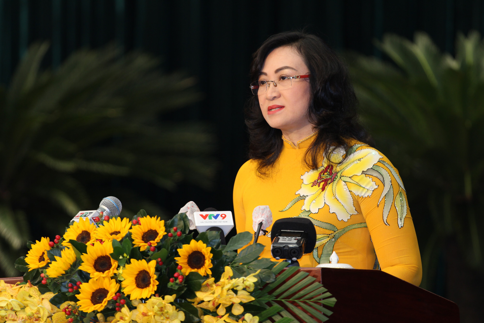Phó Chủ tịch UBND TPHCM Phan Thị Thắng báo cáo tại kỳ họp.