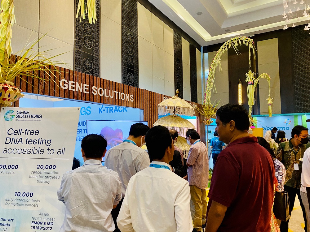 Khách tham quan gian hàng Gene Solutions tại hội nghị - Ảnh: Gene Solutions