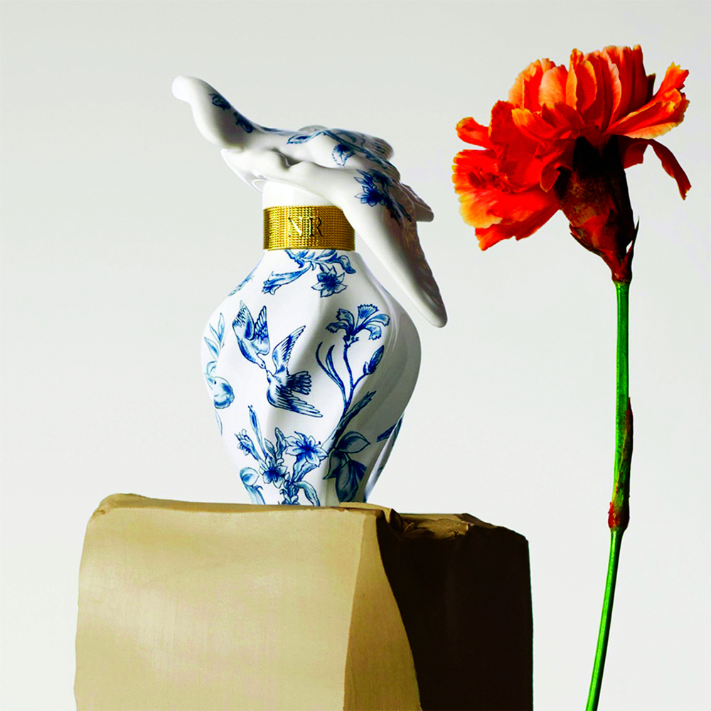 Phiên bản mới nhất của chai nước hoa L’Air du Temps kinh điển từ nhà mốt Nina Ricci. Đến nay, mùi hương này vừa tròn 74 tuổi