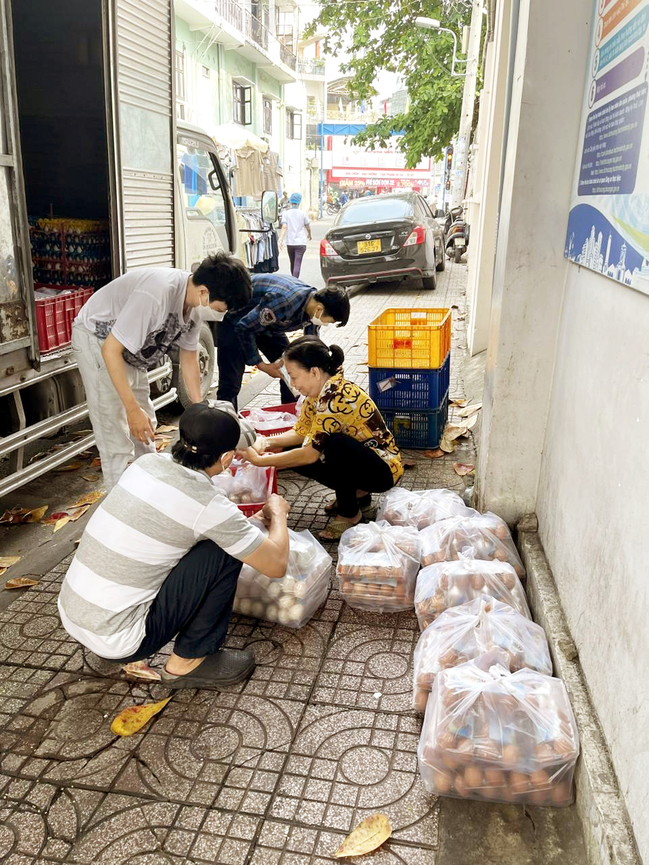 Các chi hội phụ nữ tổ chức bán hàng gây quỹ chăm lo cho phụ nữ và trẻ em  dịp tết Nguyên đán 2023 sắp tới