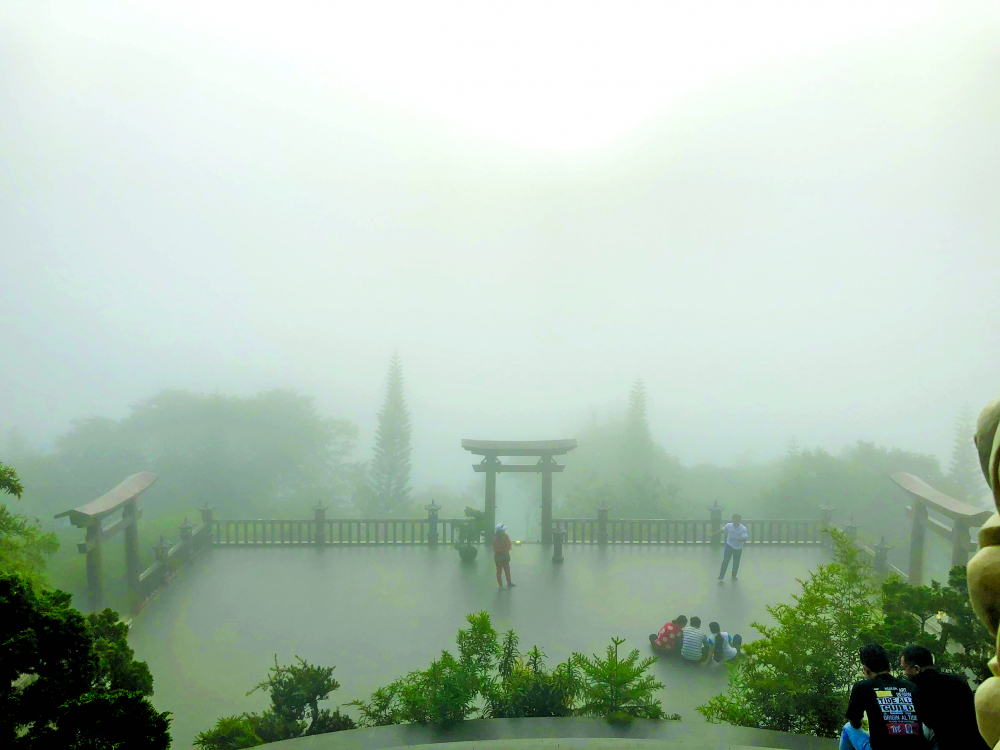 Quán Chiếu đường (tức cổng trời) mờ ảo trong sương sớm. Đây cũng là nơi đẹp nhất, thu hút khách tìm đến nhất của Linh Quy Pháp Ấn