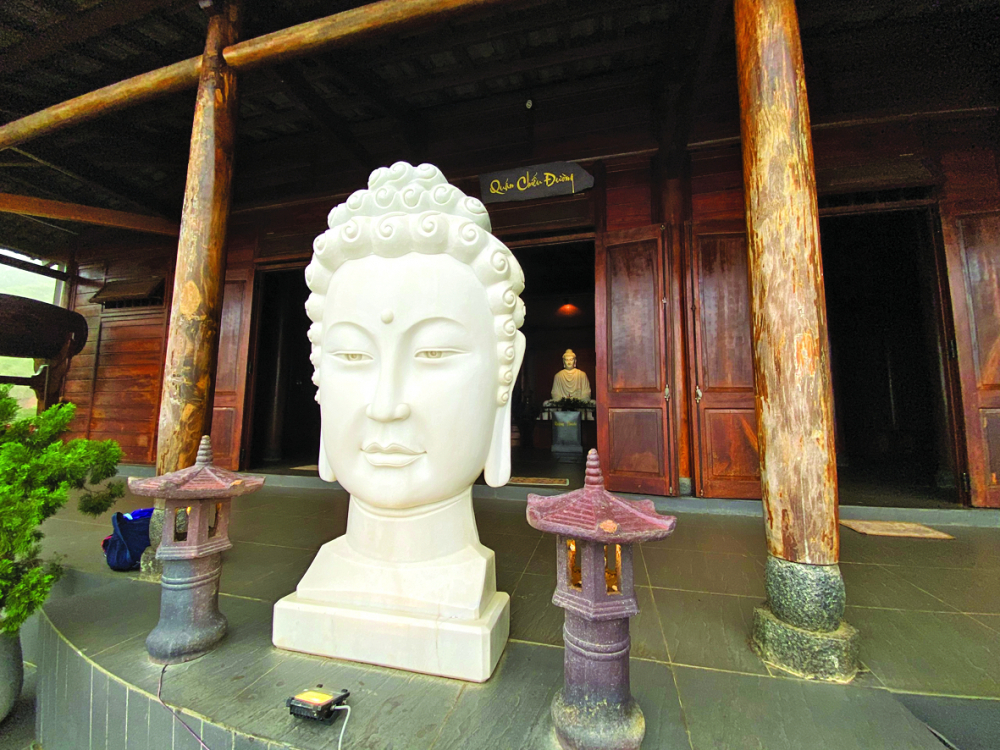 Tượng Phật trước Quán Chiếu đường