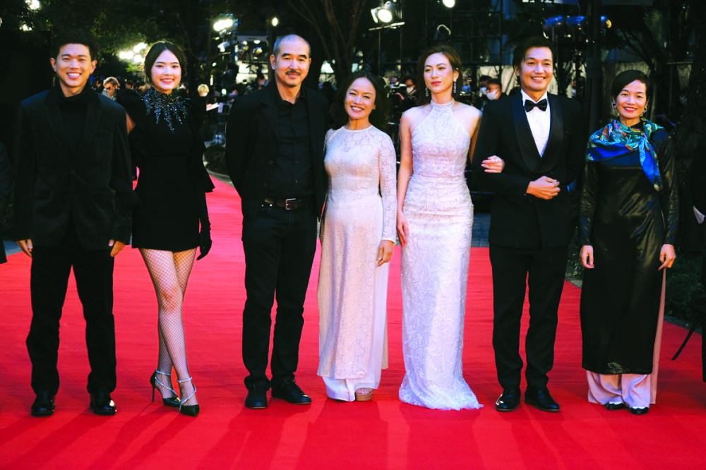 Nhà sản xuất Trần Thị Bích Ngọc (bìa phải) tại Liên hoan phim Tokyo 2022