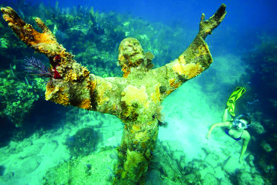 Du khách lặn biển ngắm nhìn tượng Chúa Christ of the Abyss - ẢNH: GETTY IMAGES