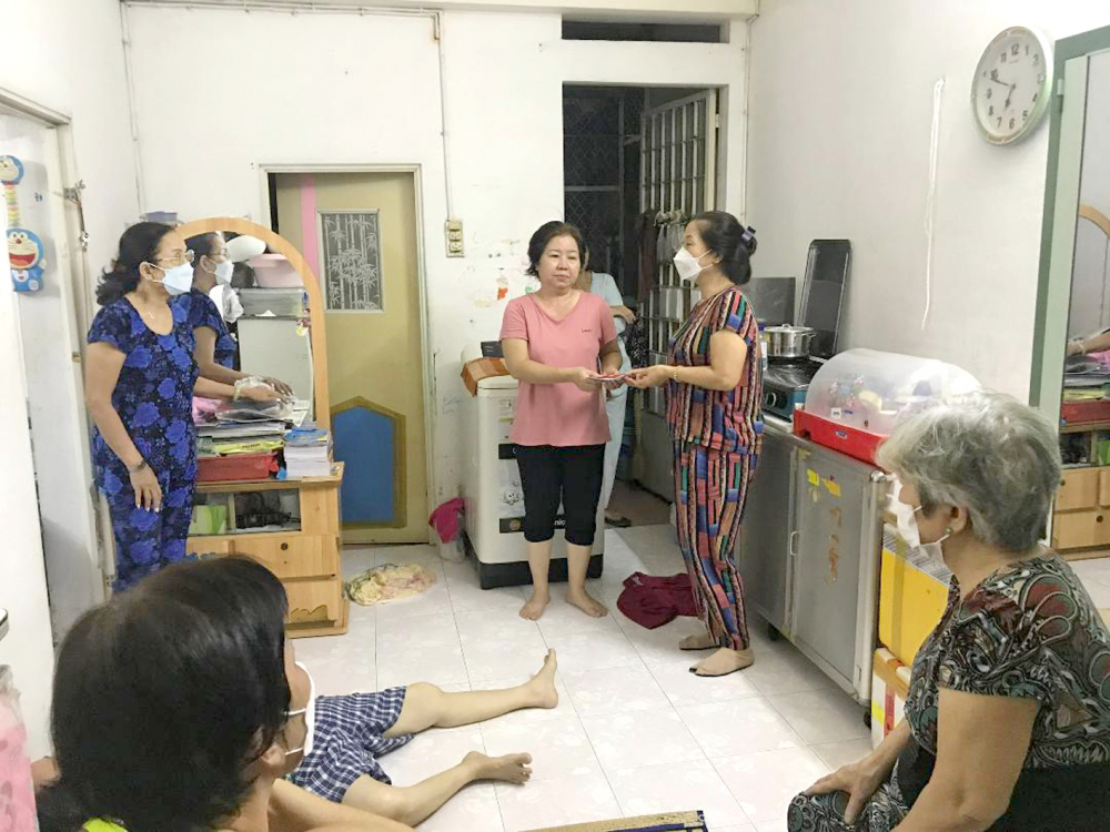 Các chị trong Chi hội Phụ nữ khu phố 5 thay nhau đến thăm, trao tiền và chăm sóc mẹ con chị Bạch Lan
