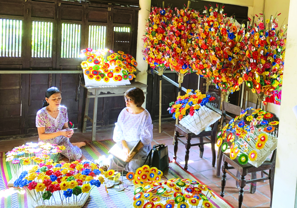 Những sản phẩm hoa giấy của Maypaperflower thường được lấy cảm hứng từ làng nghề hoa giấy Thanh Tiên (Huế)