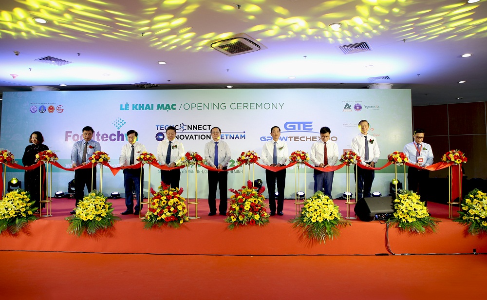Đại diện Agribank (ngoài cùng bên phải) cắt băng khai mạc sự kiện Kết nối công nghệ và đổi mới sáng tạo Việt Nam năm 2022 - Ảnh: Agribank
