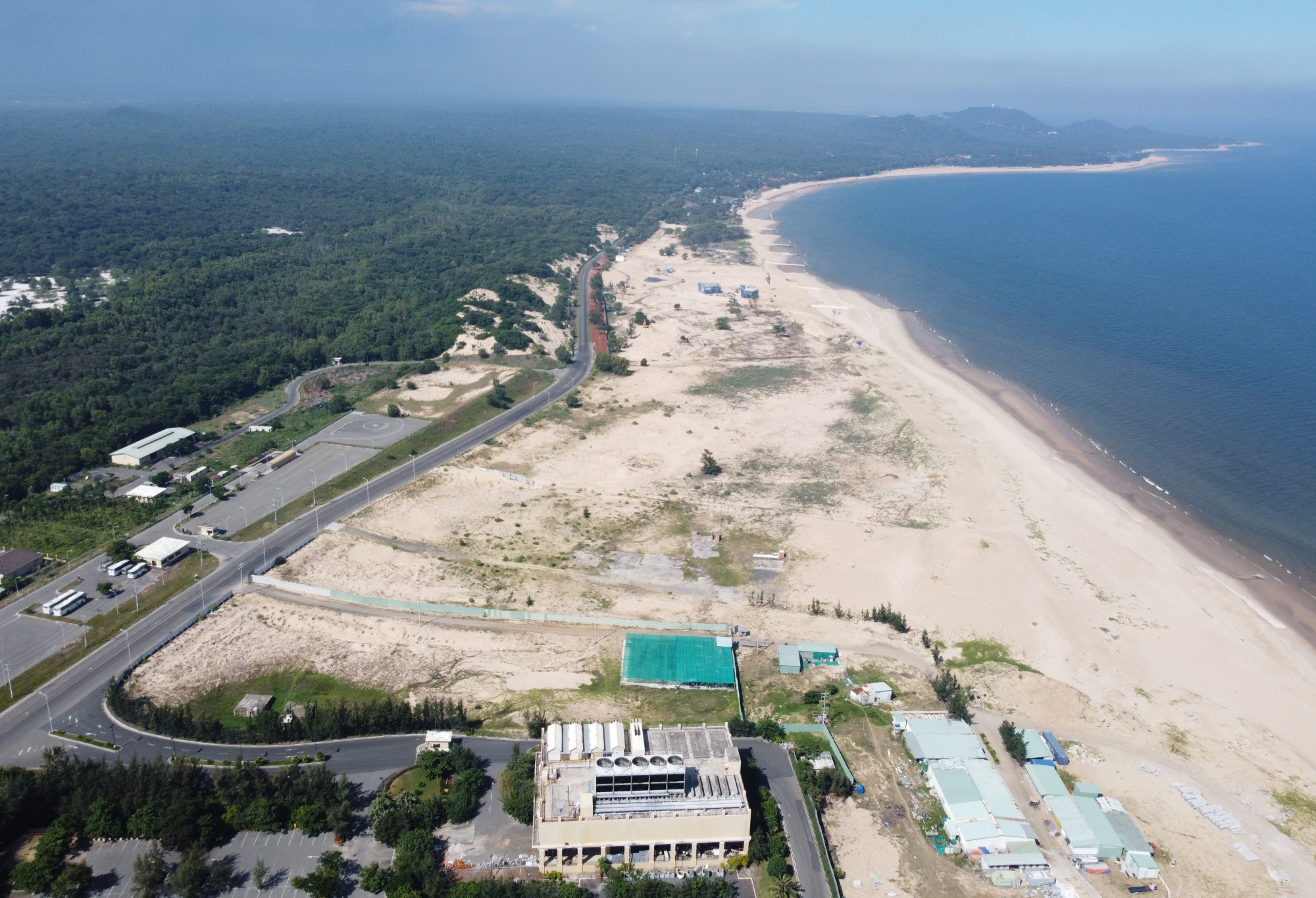 Cung đường ven biển Hồ Tràm, huyện Xuyên Mộc là nơi tập trung hàng loạt dự án du lịch cao cấp của tỉnh Bà Rịa - Vũng Tàu. Ảnh: Nhật Nguyên.