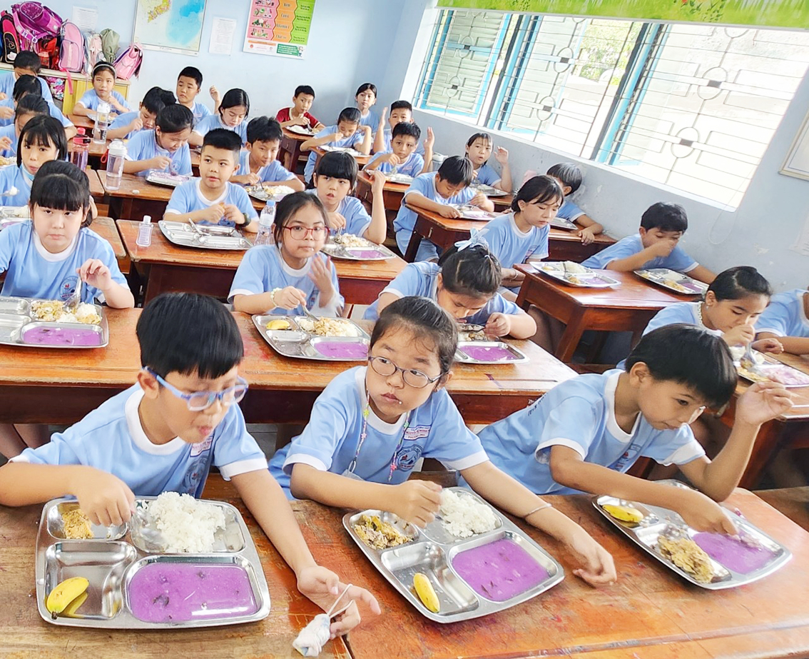 Bữa ăn trưa của học sinh Trường tiểu học Nguyễn Thị Minh Khai (quận Gò Vấp) gồm 1 miếng chả trứng, canh khoai mỡ và 1 trái chuối nhỏ - ẢNH: P.T.
