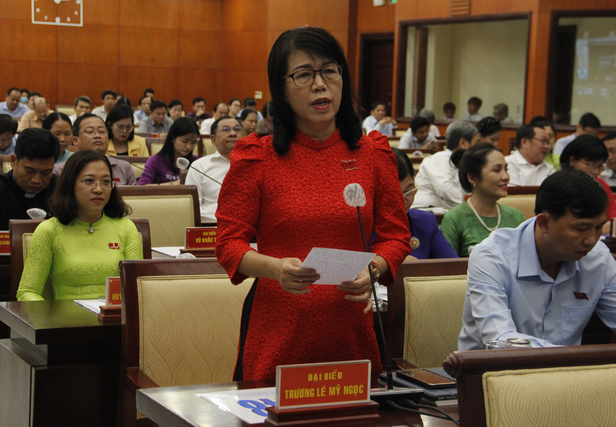 Đại biểu Trương Lê Mỹ Ngọc đặt câu hỏi chất vấn Chủ tịch UBND TPHCM.