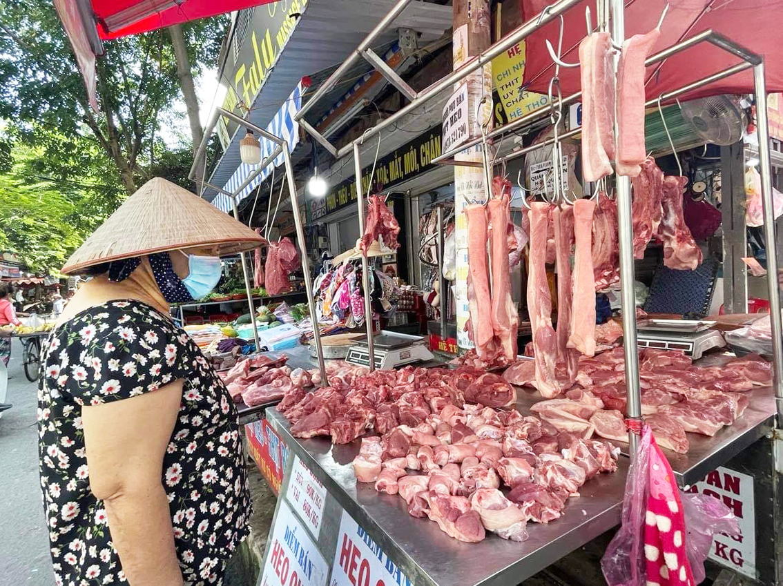 Giá heo hơi giảm nhẹ nhưng giá bán lẻ thịt heo ở các chợ nhỏ tại TPHCM không giảm  (ảnh chụp tại chợ Hà Đô, quận Gò Vấp) - ẢNH: N.CẨM