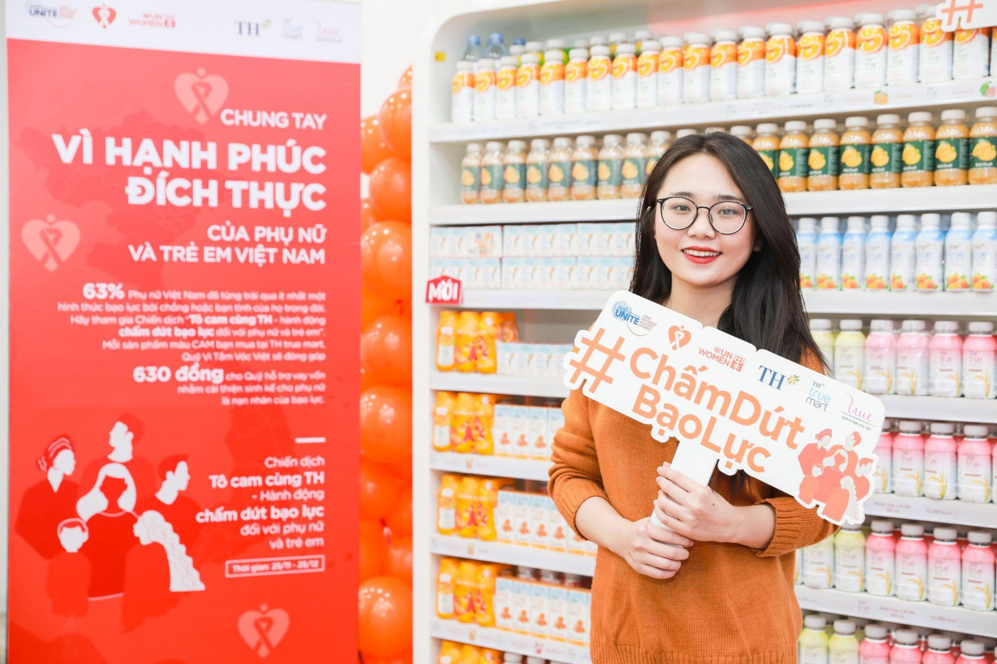 Nhiều bạn trẻ hưởng ứng chiến dịch “Tô cam” do TH, Quỹ Vì tầm vóc Việt và UN Women tổ chức - Ảnh: TH
