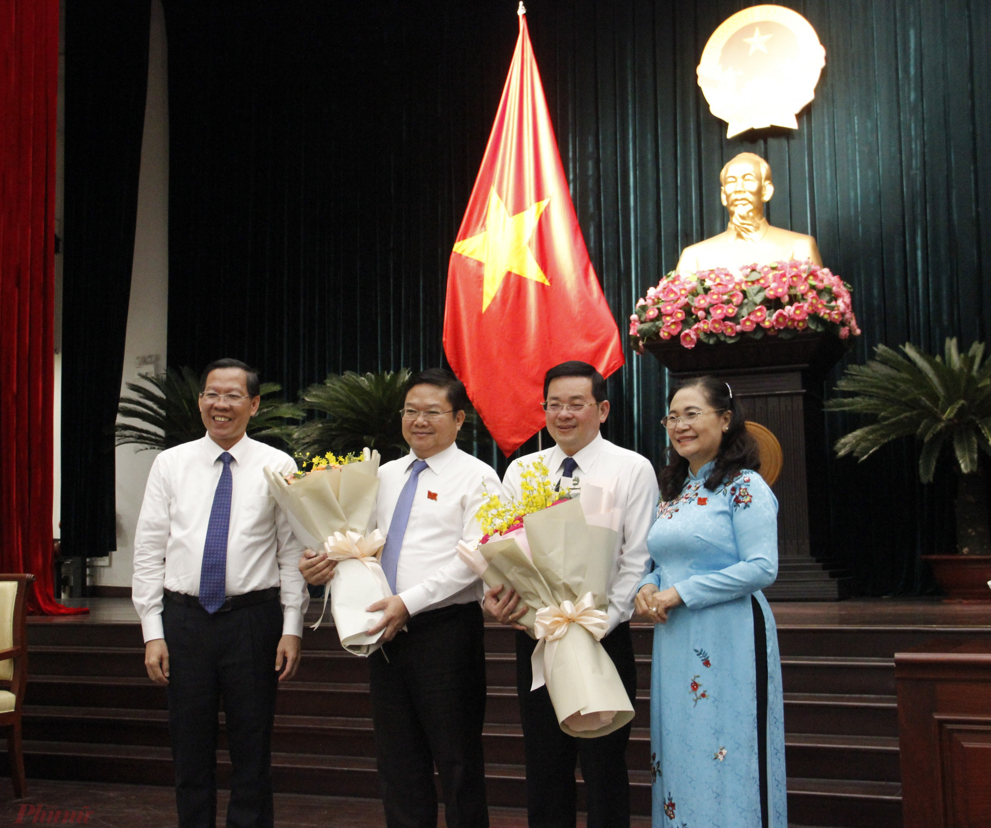Lãnh đạo HĐND và UBND TPHCM tặng hoa chúc mừng hai tân Ủy viên UBND thành phố.