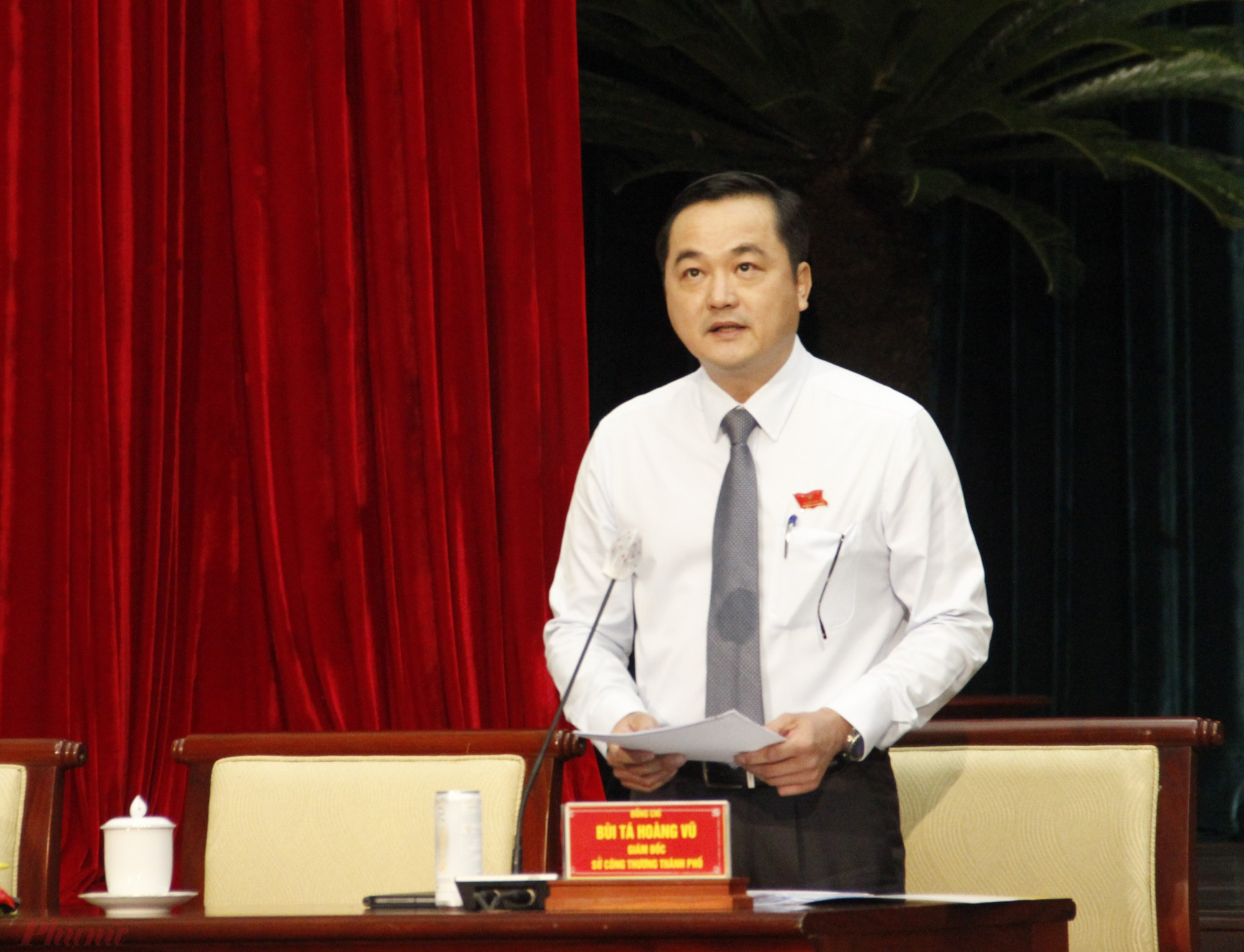 Giám đốc Sở Công thương TPHCM Bùi Tá Hoàng Vũ trả lời chất vấn tại kỳ họp thứ 8.