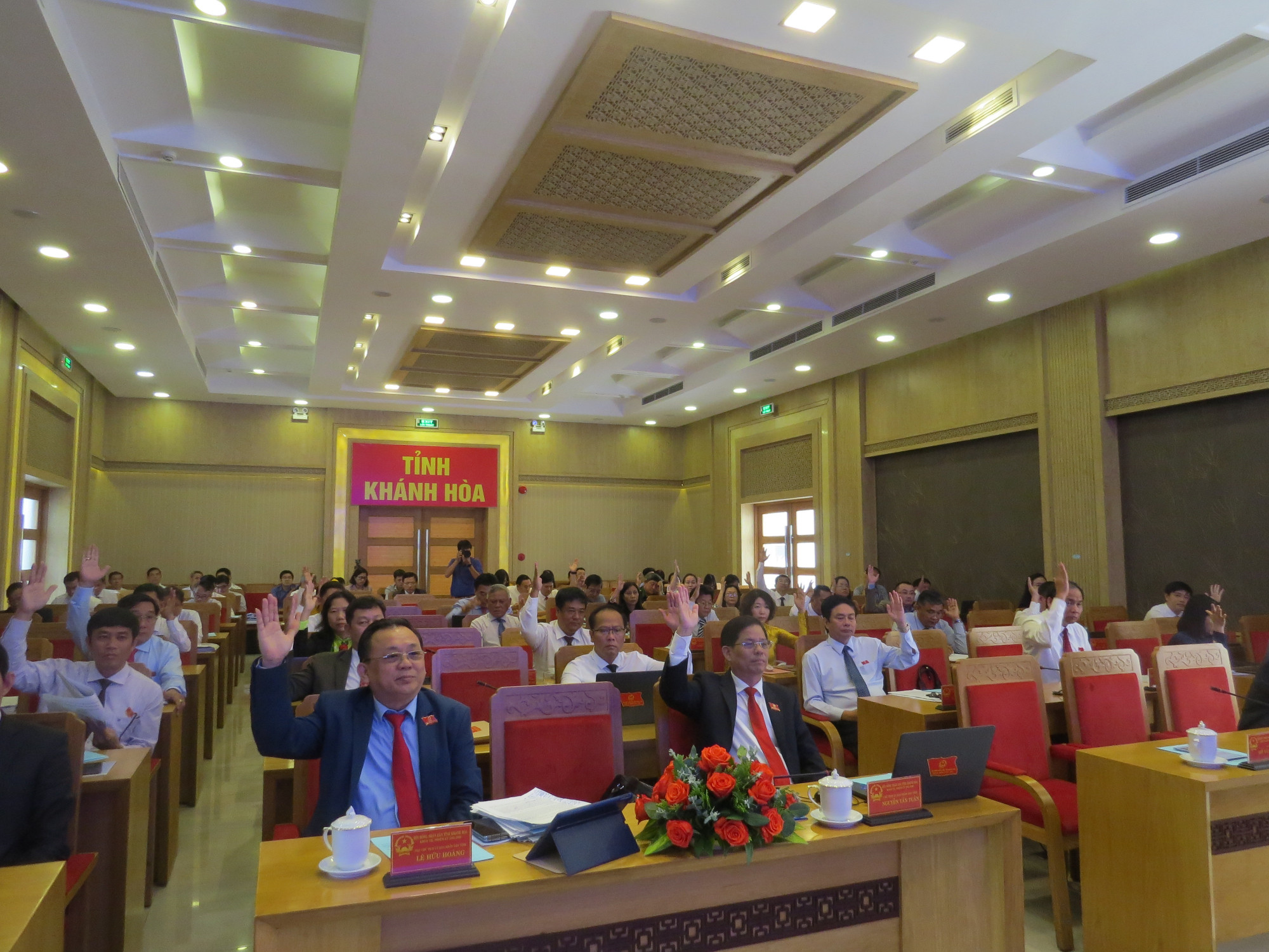 Các đại biểu biểu quyết thông qua Nghị quyết Đề án sơ bộ phát hành trái phiếu chính quyền địa phương tỉnh Khánh Hòa năm 2023
